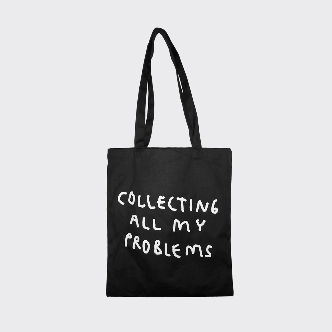 Schwarze Jutetasche mit weißem Motiv Collecting all my Problems. Weißer Hintergrund.