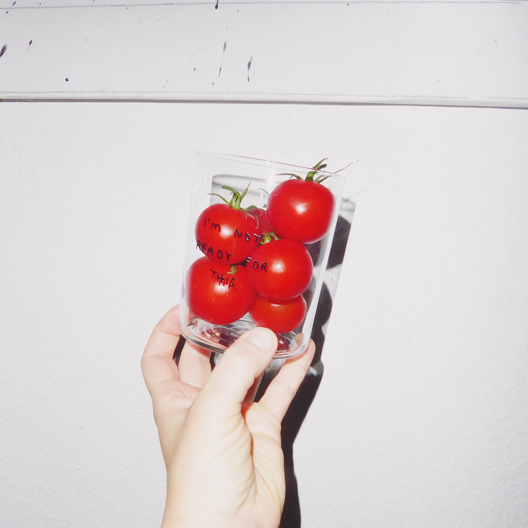 DESIGNER LARGE GLASS WITH MOTIVE I'M NOT READY FOR THIS.
THE GLASS IS FILLED WITH RED TOMATOES HOLD AND IN A HAND.
DESIGNER GLASSES WITH VERY THIN WALLS AND BLACK ONE COLORED ILLUSTRATION ON THE FRONT. ILLUSTRATION BY ARTIST, ILLUSTRATOR, CO-FOUNDER JOHANNA SCHWARZER.