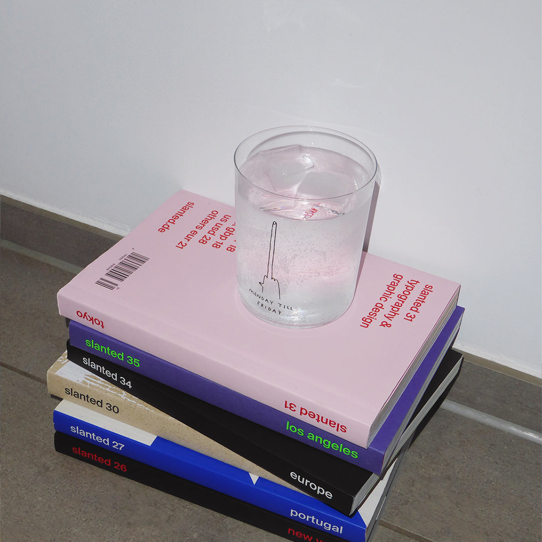 DESIGNER LARGE GLASS WITH MOTIVE MONDAY TILL FRIDAY
DESIGNER GLASSES WITH VERY THIN WALLS AND BLACK ONE COLORED ILLUSTRATION ON THE FRONT. ILLUSTRATION BY ARTIST, ILLUSTRATOR, CO-FOUNDER JOHANNA SCHWARZER.
THE GLASS IS FILLED WITH WATER ON A VIEW COLORED BOOKS. 