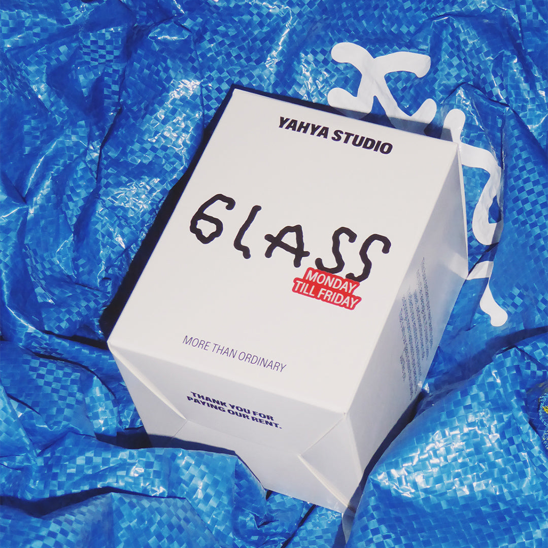 DESIGNER LARGE GLASS WITH MOTIVE MONDAY TILL FRIDAY
DESIGNER GLASSES WITH VERY THIN WALLS AND BLACK ONE COLORED ILLUSTRATION ON THE FRONT. ILLUSTRATION BY ARTIST, ILLUSTRATOR, CO-FOUNDER JOHANNA SCHWARZER.
YOU ONLY SEE THE WHITE PACKAGING WITH THE MOTIVE MONDAY TILL FRIDAY. BACKGROUND IS A BLUE BAG.
