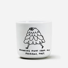 Weißer henkelloser Porzellan-Becher mit einer einfachen schwarzen Illustration einer kleinen, flauschigen, cartoonartigen Figur mit Beinen, die davonläuft. Unter der Zeichnung steht in handschriftlicher Schrift der Satz: „Running away from my problems, fast.“ (Deutsch: „Ich renne schnell vor meinen Problemen davon.“).