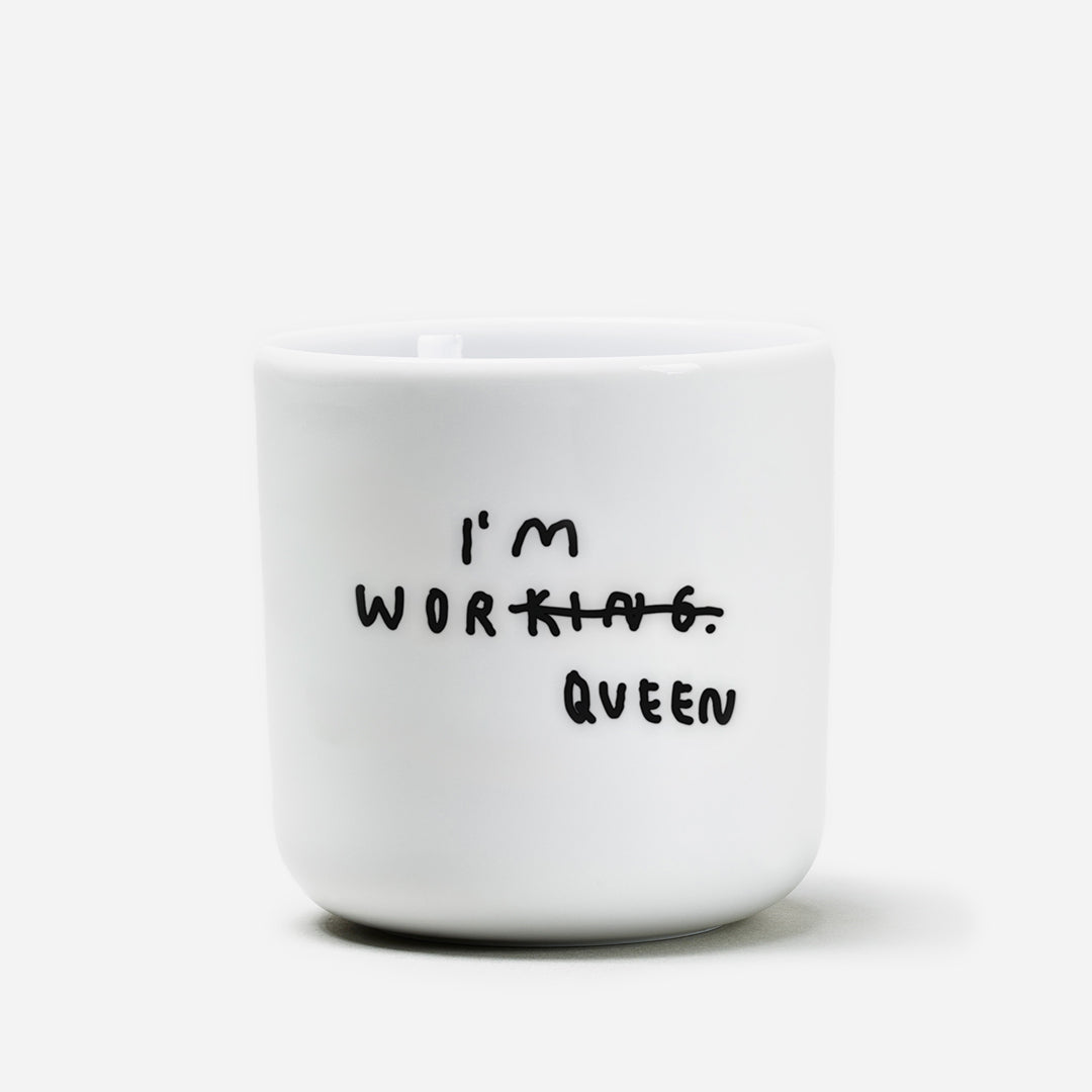 Weißer Becher aus Porzellan, Mittelgroß mit schwarzem Spruch "I'm Worqueen" - eigentlich mit dem Wort Working aber KING durchgestrichen und zu QUEEN gemacht. Weißer Hintergrund.