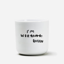 Weißer henkelloser Porzellan-Becher, Mittelgroß mit schwarzem Spruch "I'm Worqueen" - eigentlich mit dem Wort Working aber KING durchgestrichen und zu QUEEN gemacht. Weißer Hintergrund.