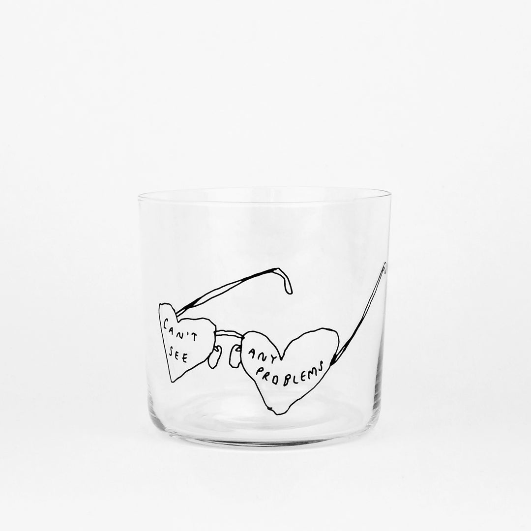 Designer Glas - Mittelgroß - mit schwarzem Spruch "Cant see any problems", gemalt in eine Brille mit Herzenform als Gläser auf der Front. Weißer Hintergrund.
