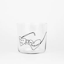Transparentes Medium Designer Glas mit schwarzem Schriftzug "can't see any problems" mit einer Brille, die Brillengläser in herzformen hat. Der Text ist in den Brillengläsern. Weißer Hintergrund.