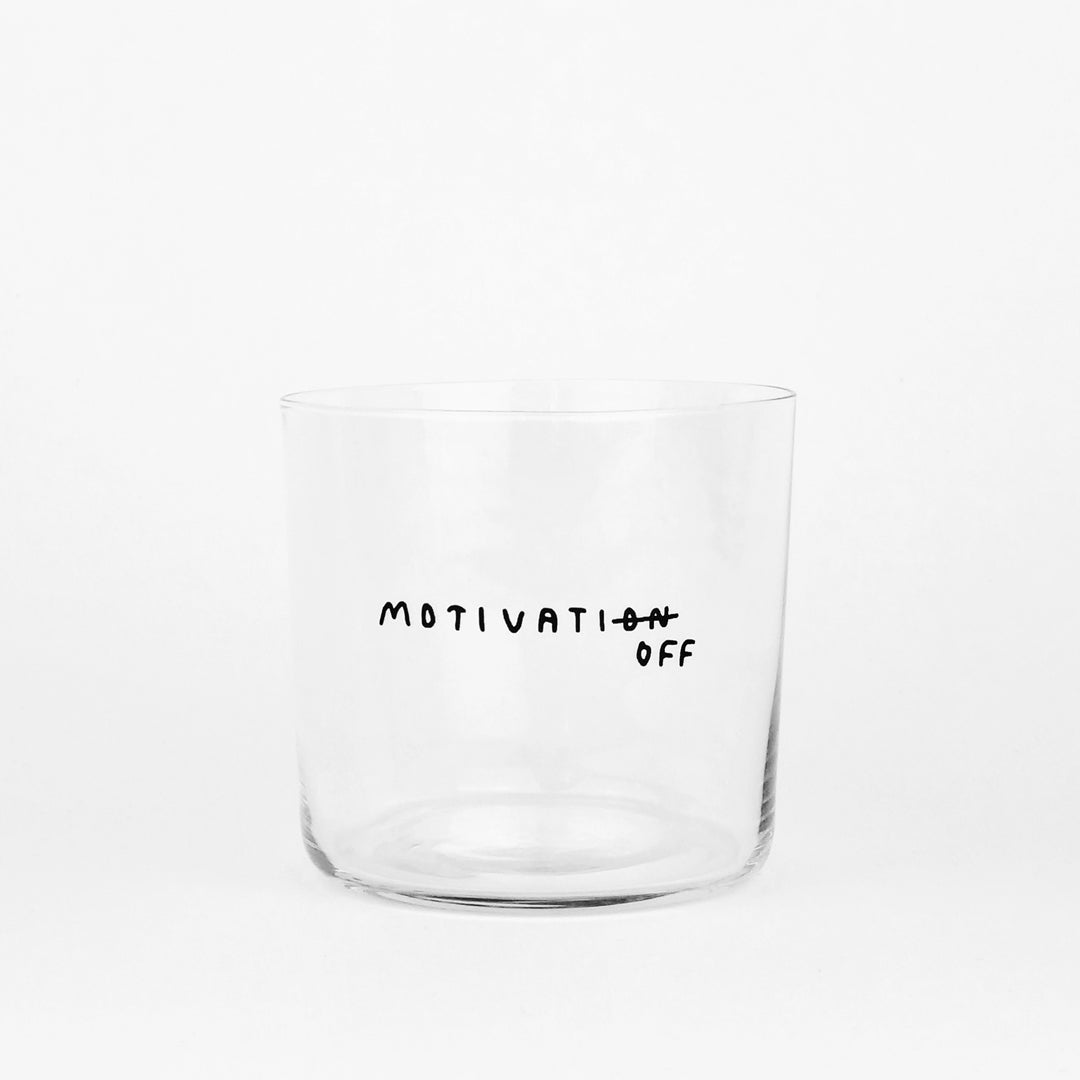 Designer Glas - Mittelgroß - mit schwarzem Spruch "MOTIVATIOFF" - Eigentlich Motivation - das ON ist durchgestrichen und zu OFF gemacht -  auf der Front. Weißer Hintergrund.