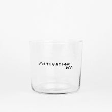 Transparentes Designer Glass mit filigranen dünnen Wänden und Boden schwarzem Schriftzug "Motivatioff", wobei eigentlich Motivation geschrieben ist, das ON am Ende durchgestrichen ist, und durch OFF ersetzt wird. Weißer Hintergrund.