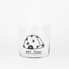 Klares, zylindrisches Trinkglas mit schwarzem, handschriftlich wirkendem Text. Darauf steht „not today", dazu eine Illustration von einer Figur, die unter einer Decke liegt. Man sieht nur die Augen der Figur die unter der Decke hervorschauen.