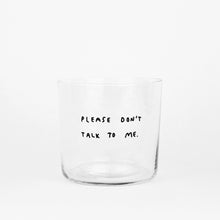 Medium Designer-Trinkglas mit sehr dünnen Glaswänden und einer schwarzen, einfarbigen Illustration auf der Vorderseite. Das Motiv zeigt eine Typografie in der geschrieben ist PLEASE DON'T TALK TO ME auf weißem Hintergrund.