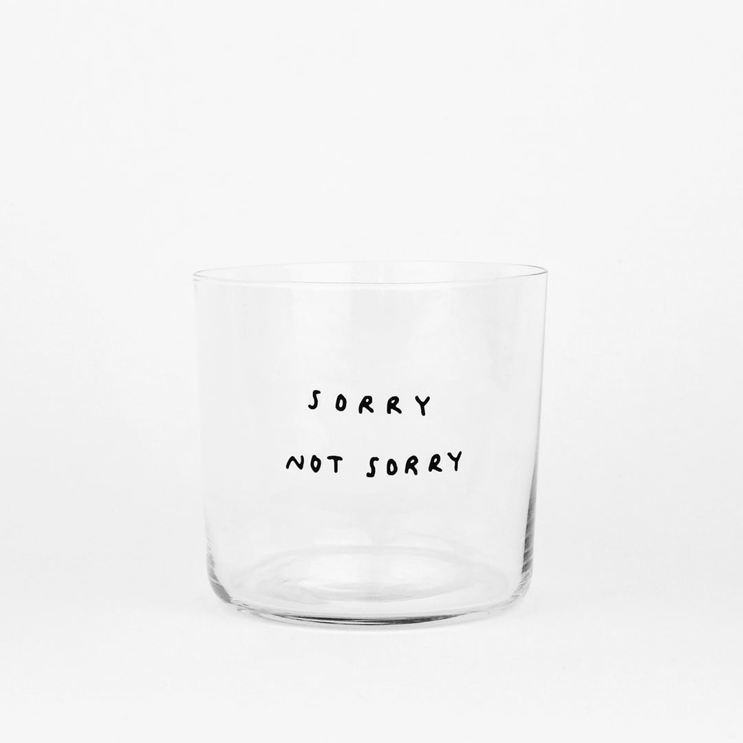 Designer Glas - Mittelgroß - mit schwarzem Spruch "Sorry not Sorry" auf der Front. Weißer Hintergrund.