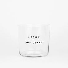 Medium Designer-Trinkglas mit sehr dünnen Glaswänden und einer schwarzen, einfarbigen Illustration auf der Vorderseite. Das Motiv zeigt eine Typografie in der geschrieben ist SORRY NOT SORRY auf weißem Hintergrund.