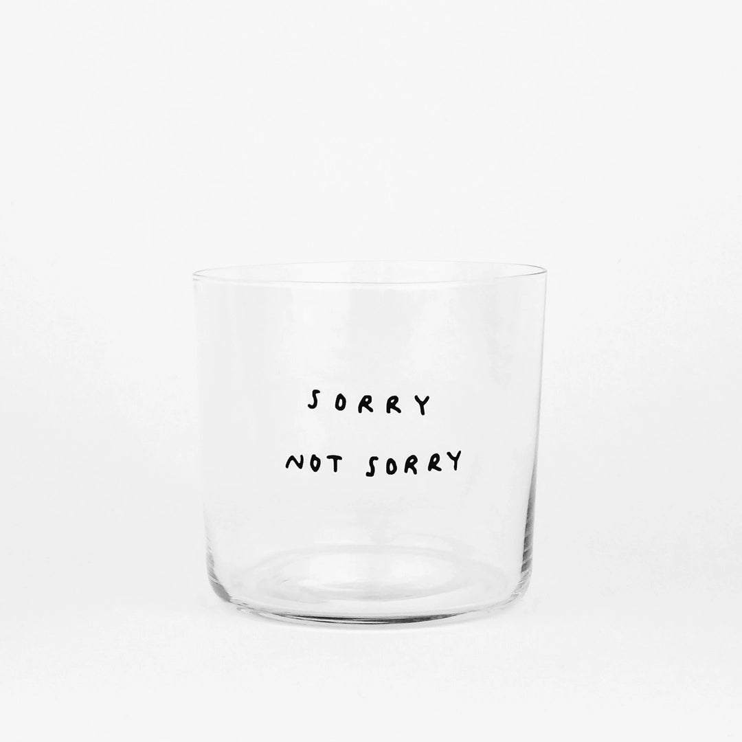Medium Designer-Trinkglas mit sehr dünnen Glaswänden und einer schwarzen, einfarbigen Illustration auf der Vorderseite. Das Motiv zeigt eine Typografie in der geschrieben ist SORRY NOT SORRY auf weißem Hintergrund.