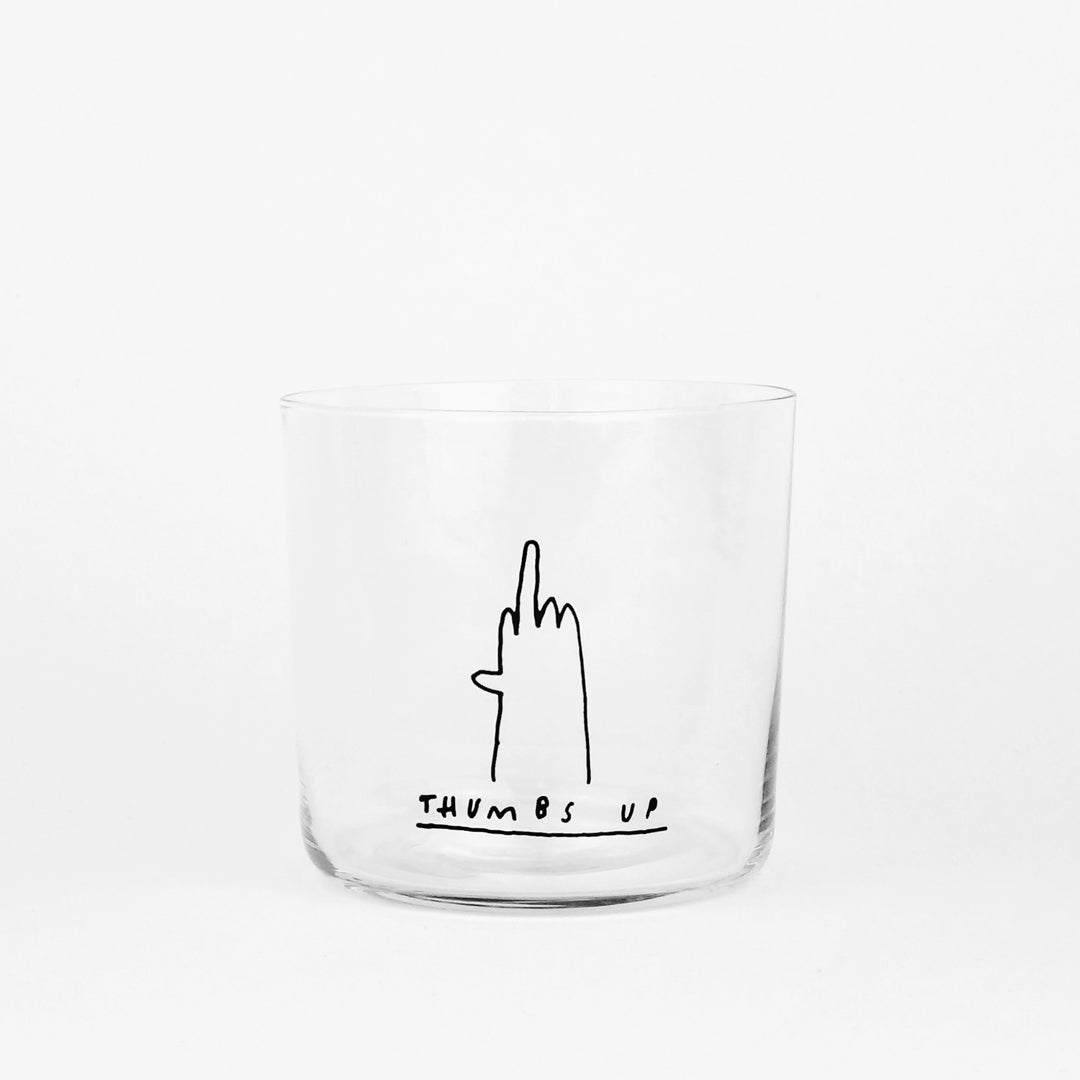 Designer Glas - Mittelgroß - mit schwarzem Spruch "Thumbs up" auf der Front. Weißer Hintergrund.