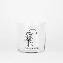 Transparentes Medium Designer Glas mit schwarzem Schriftzug "It's okay to not be okay all the time" mit dünnen Wänden und Boden. 

Das Glas ist ungefüllt vor grauem Hintergrund. 