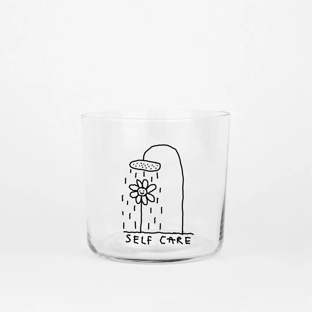 Transparentes Medium Designer Glas mit schwarzem Schriftzug "It's okay to not be okay all the time" mit dünnen Wänden und Boden. 

Das Glas ist ungefüllt vor grauem Hintergrund. 