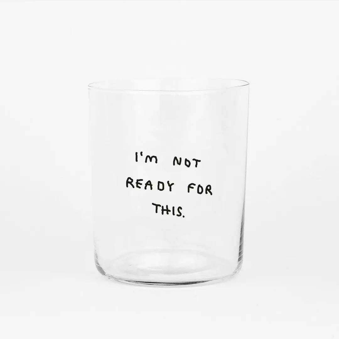 Großes Designer-Trinkglas mit sehr dünnen Glaswänden und einer schwarzen, einfarbigen Illustration auf der Vorderseite. Das Motiv zeigt eine Typografie in der geschrieben ist I'M NOT READY FOR THIS auf weißem Hintergrund.