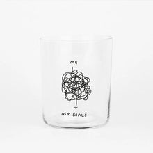 Großes 500ML Designer Glas „Me and My Goals“ mit sehr dünnen Glaswänden und minimalistischer schwarzer Illustration auf der Vorderseite, gestaltet von der Künstlerin und Illustratorin Johanna Schwarzer.

Das Motiv beschreibt den Weg "me" und "my goals" - verbunden werden die beiden Punktevon einer sehr langen wirren Linie die sehr viele Kurven und Kreise dreht.