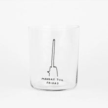 Großes Designer-Trinkglas mit sehr dünnen Glaswänden und einer schwarzen, einfarbigen Illustration auf der Vorderseite. Das Motiv zeigt eine Hand mit sehr langen mittelfinger und Typografie in der geschrieben ist MONDAY TILL FRIDAY auf weißem Hintergrund.