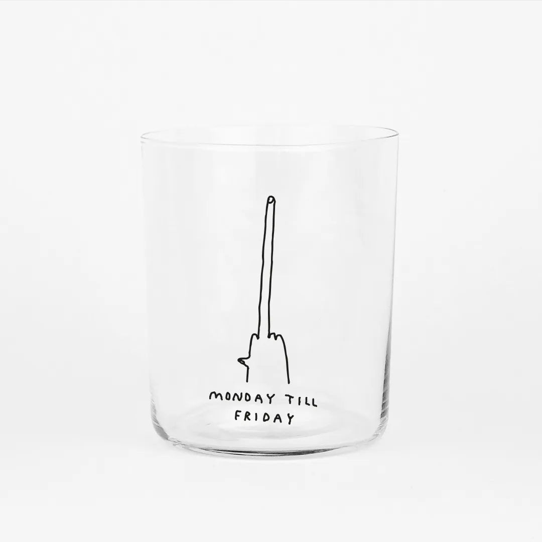Großes Designer-Trinkglas mit sehr dünnen Glaswänden und einer schwarzen, einfarbigen Illustration auf der Vorderseite. Das Motiv zeigt eine Hand mit sehr langen mittelfinger und Typografie in der geschrieben ist MONDAY TILL FRIDAY auf weißem Hintergrund.