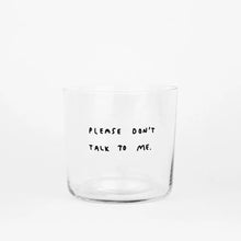 Medium Designer-Trinkglas mit sehr dünnen Glaswänden und einer schwarzen, einfarbigen Illustration auf der Vorderseite. Das Motiv zeigt eine Typografie in der geschrieben ist PLEASE DON'T TALK TO ME auf weißem Hintergrund.