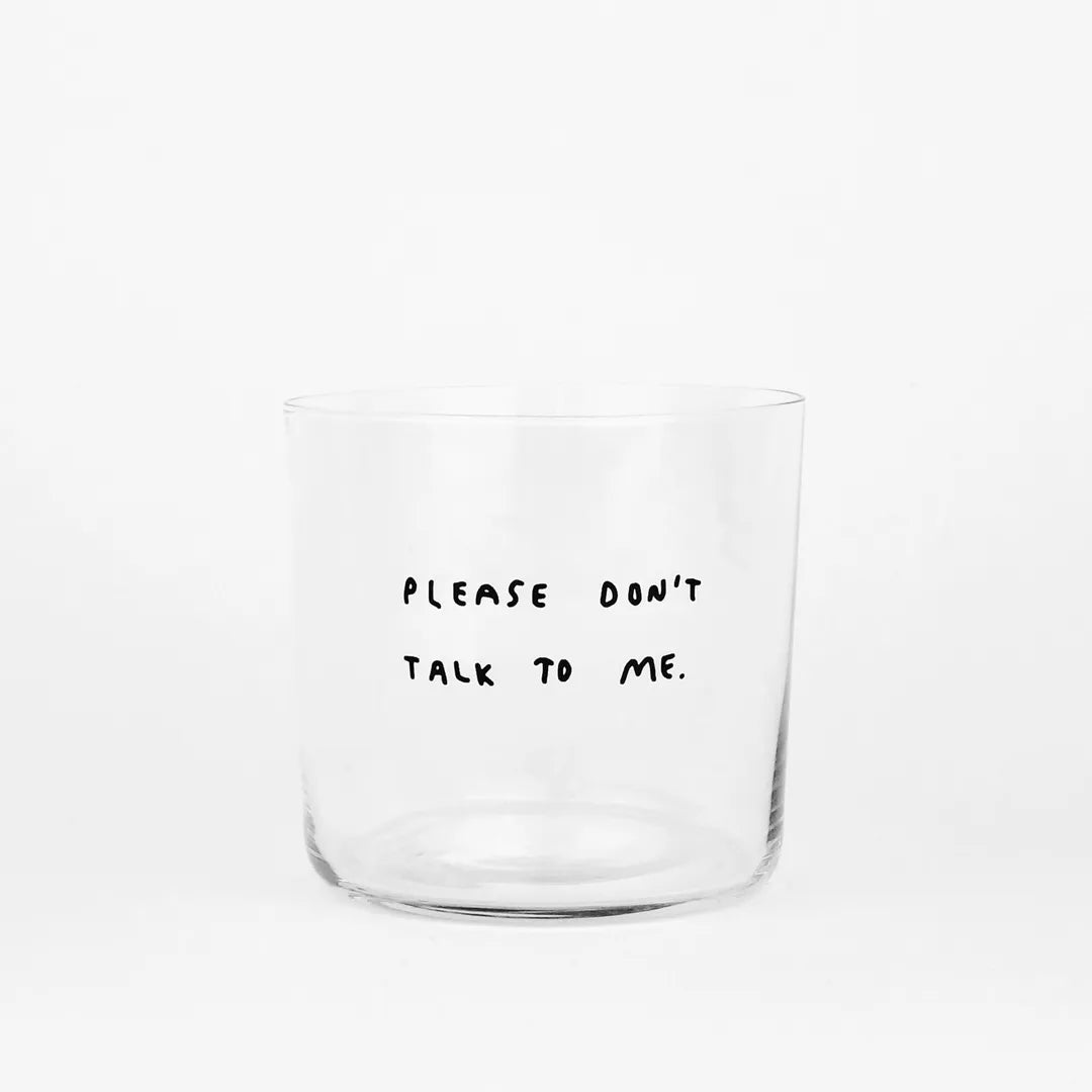 Medium Designer-Trinkglas mit sehr dünnen Glaswänden und einer schwarzen, einfarbigen Illustration auf der Vorderseite. Das Motiv zeigt eine Typografie in der geschrieben ist PLEASE DON'T TALK TO ME auf weißem Hintergrund.