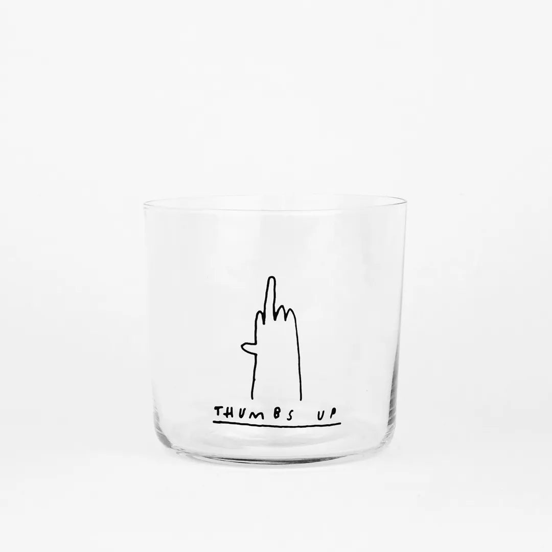 Medium Designer-Trinkglas mit sehr dünnen Glaswänden und einer schwarzen, einfarbigen Illustration auf der Vorderseite. Das Motiv zeigt eine Typografie in der geschrieben THUMBS UP und einer Illustration einer Hand die den Mittelfinger zeigt auf weißem Hintergrund.