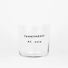 Medium Designer-Trinkglas mit sehr dünnen Glaswänden und einer schwarzen, einfarbigen Illustration auf der Vorderseite. Das Motiv zeigt eine Typografie in der geschrieben ist TRANSPARENT AS FUCK auf weißem Hintergrund.