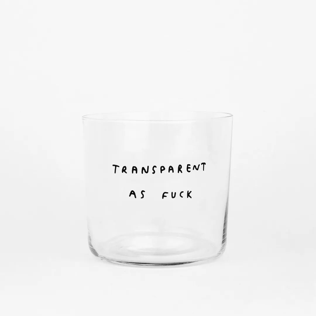 Medium Designer-Trinkglas mit sehr dünnen Glaswänden und einer schwarzen, einfarbigen Illustration auf der Vorderseite. Das Motiv zeigt eine Typografie in der geschrieben ist TRANSPARENT AS FUCK auf weißem Hintergrund.