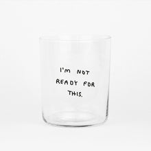 Großes Designer-Trinkglas mit sehr dünnen Glaswänden und einer schwarzen, einfarbigen Illustration auf der Vorderseite. Das Motiv zeigt eine Typografie in der geschrieben ist I'M NOT READY FOR THIS auf weißem Hintergrund.