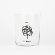 Großes 500ML Designer Glas „Me and My Goals“ mit sehr dünnen Glaswänden und minimalistischer schwarzer Illustration auf der Vorderseite, gestaltet von der Künstlerin und Illustratorin Johanna Schwarzer.

Das Motiv beschreibt den Weg "me" und "my goals" - verbunden werden die beiden Punktevon einer sehr langen wirren Linie die sehr viele Kurven und Kreise dreht.