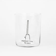 Großes Designer-Trinkglas mit sehr dünnen Glaswänden und einer schwarzen, einfarbigen Illustration auf der Vorderseite. Das Motiv zeigt eine Hand mit sehr langen mittelfinger und Typografie in der geschrieben ist MONDAY TILL FRIDAY auf weißem Hintergrund.