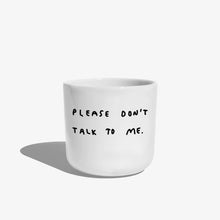 Weißer henkelloser Porzellan-Becher mit einer einfachen schwarzen Illustration, einem handschriftlichen Text der besagt "PLEASE DON'T TALK TO ME" auf weißen Hintergrund.