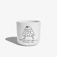 Weißer henkelloser Porzellan-Becher mit einer einfachen schwarzen Illustration einer kleinen, flauschigen, cartoonartigen Figur mit Beinen, die davonläuft. Unter der Zeichnung steht in handschriftlicher Schrift der Satz: „Running away from my problems, fast.“ (Deutsch: „Ich renne schnell vor meinen Problemen davon.“).