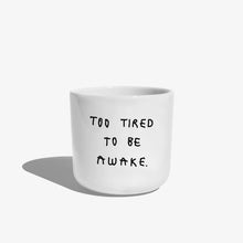 Weißer henkelloser Porzellan-Becher mit schwarzen Text „Too tired to be awake"

Der Becher ist auf weißem Hintergrund.