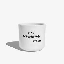 Weißer henkelloser Porzellan-Becher, Mittelgroß mit schwarzem Spruch "I'm Worqueen" - eigentlich mit dem Wort Working aber KING durchgestrichen und zu QUEEN gemacht. Weißer Hintergrund.