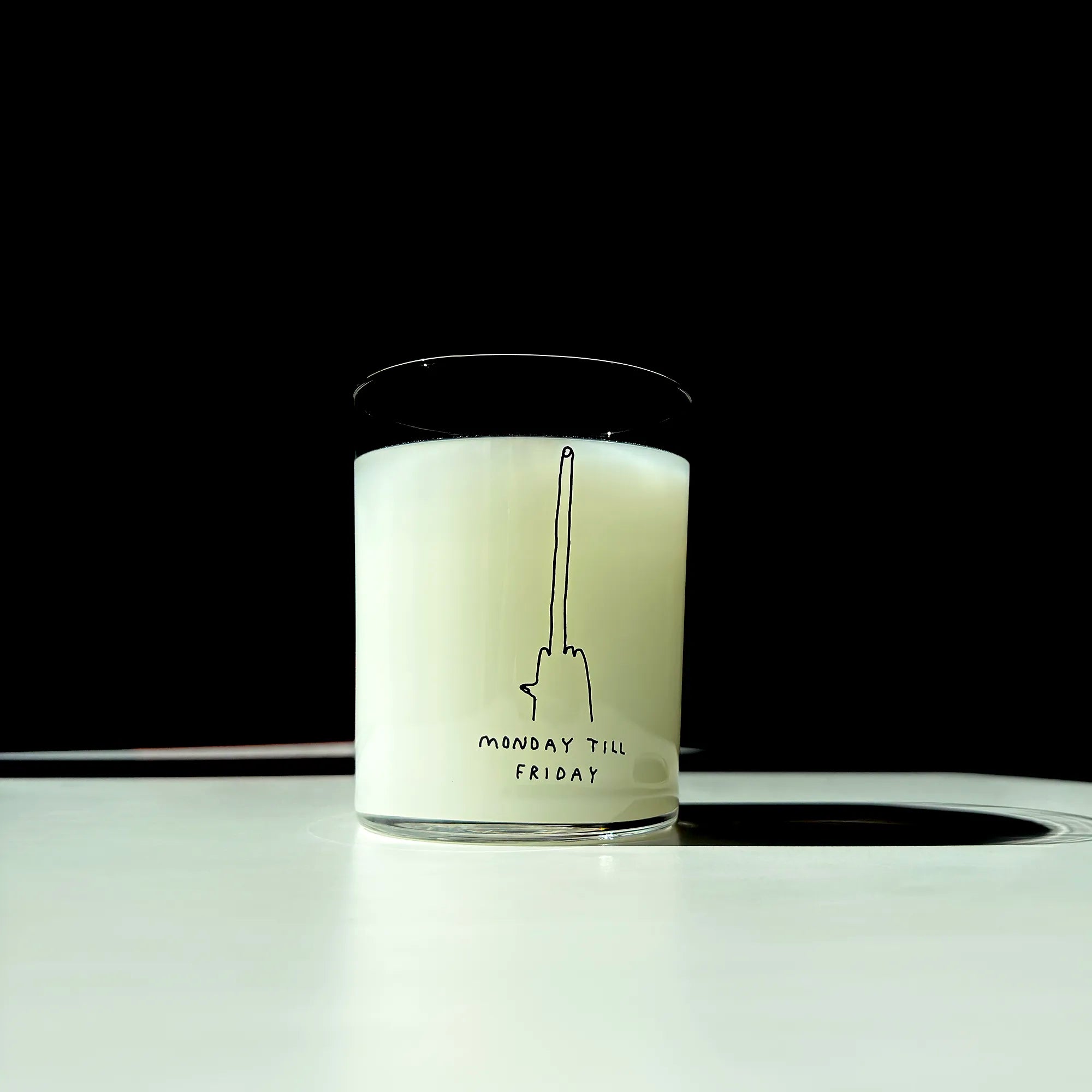 Großes Designer-Trinkglas mit sehr dünnen Glaswänden und einer schwarzen, einfarbigen Illustration auf der Vorderseite mit dem Motiv „Monday till Friday“. Illustration von Künstlerin, Illustratorin und Co-Gründerin Johanna Schwarzer.

Das Glas steht auf einem weißen Tisch, das Foto ist in einer Nahaufnahme, das Glas ist mit einer weißen Flüssigkeit befüllt. 