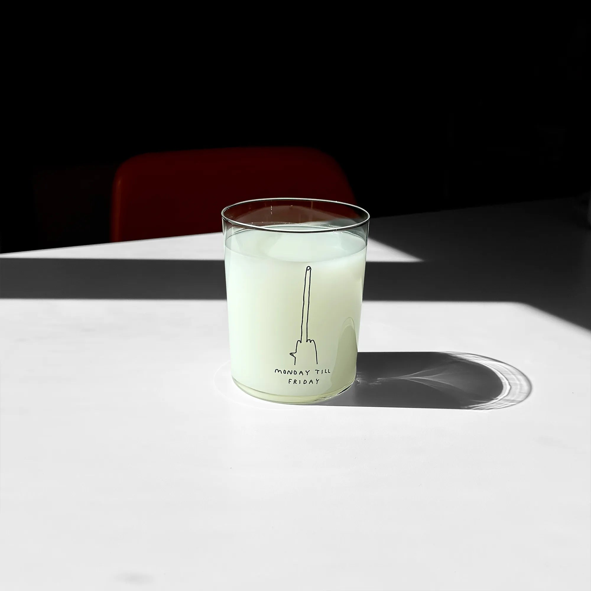 Großes Designer-Trinkglas mit sehr dünnen Glaswänden und einer schwarzen, einfarbigen Illustration auf der Vorderseite mit dem Motiv „Monday till Friday“. Illustration von Künstlerin, Illustratorin und Co-Gründerin Johanna Schwarzer.

Das Glas steht auf einem weißen Tisch, das Foto ist in einer Nahaufnahme, das Glas ist mit einer gelblichen Flüssigkeit befüllt. 