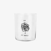 Großes 500ML Designer Glas „Me and My Goals“ mit sehr dünnen Glaswänden und minimalistischer schwarzer Illustration auf der Vorderseite, gestaltet von der Künstlerin und Illustratorin Johanna Schwarzer.

Das Motiv beschreibt den Weg "me" und "my goals" - verbunden werden die beiden Punktevon einer sehr langen wirren Linie die sehr viele Kurven und Kreise dreht.