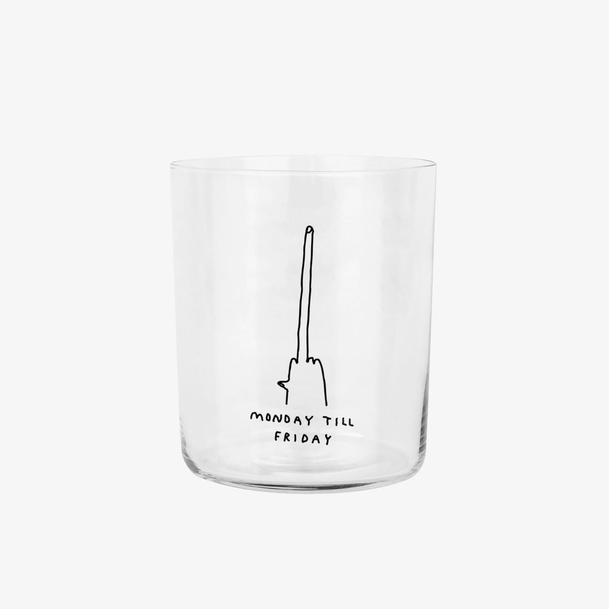 Großes Designer-Trinkglas mit sehr dünnen Glaswänden und einer schwarzen, einfarbigen Illustration auf der Vorderseite. Das Motiv zeigt eine Hand mit sehr langen mittelfinger und Typografie in der geschrieben ist MONDAY TILL FRIDAY auf weißem Hintergrund.