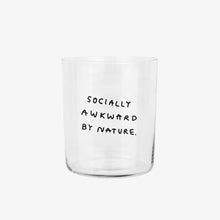 Großes Designer-Trinkglas mit sehr dünnen Glaswänden und einer schwarzen, einfarbigen Illustration auf der Vorderseite. Das Motiv auf dem Glas ist eine Handschrift in Schwarz in der geschrieben ist SOCIALLY AWKWARD BY NATURE auf weißem Hintergrund.