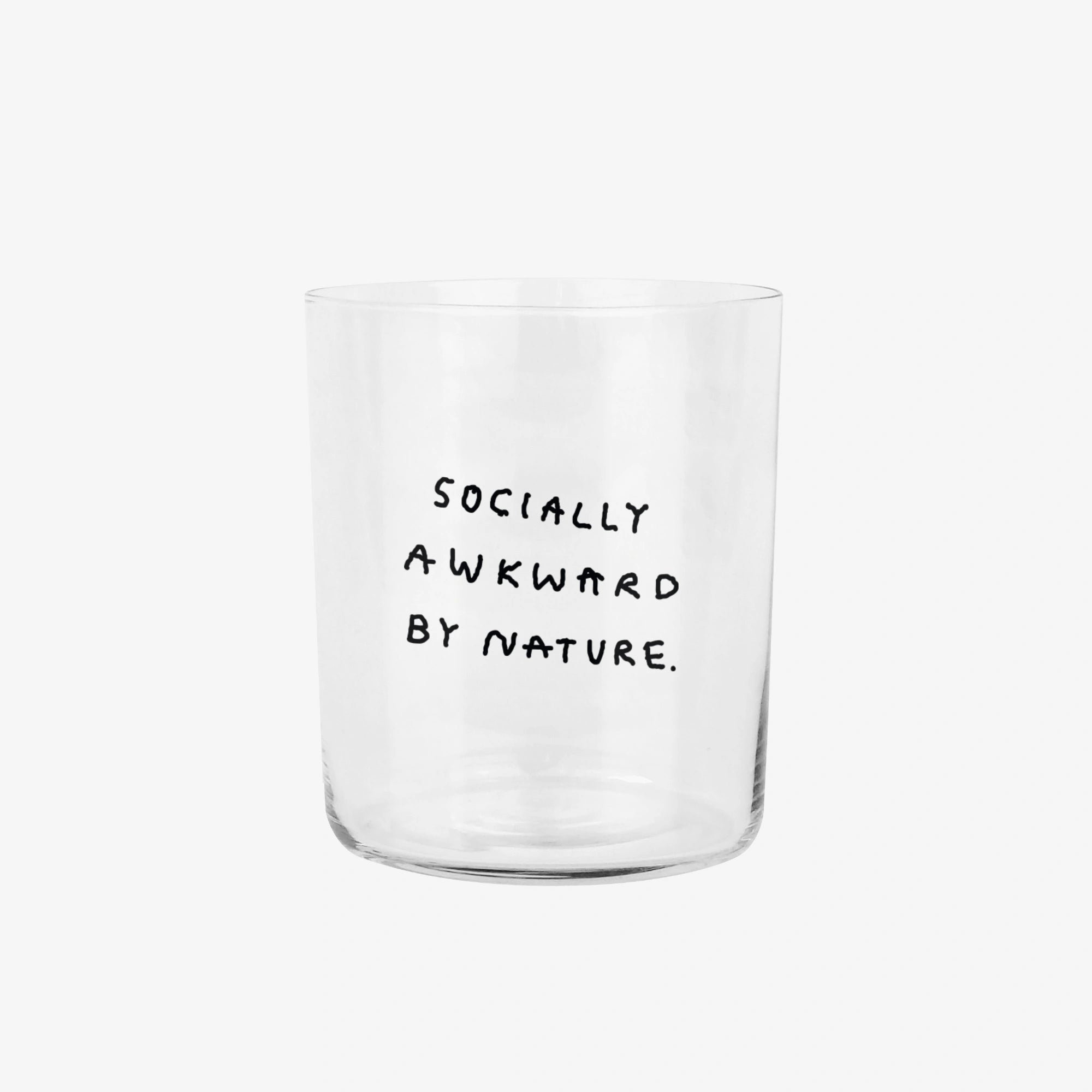 Großes Designer-Trinkglas mit sehr dünnen Glaswänden und einer schwarzen, einfarbigen Illustration auf der Vorderseite. Das Motiv auf dem Glas ist eine Handschrift in Schwarz in der geschrieben ist SOCIALLY AWKWARD BY NATURE auf weißem Hintergrund.