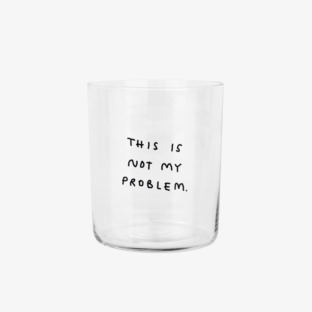 Großes Designer-Trinkglas mit sehr dünnen Glaswänden und einer schwarzen, einfarbigen Illustration auf der Vorderseite. Das Motiv auf dem Glas ist eine Handschrift in Schwarz in der geschrieben ist THIS IS NOT MY PROBLEM, auf weißem Hintergrund.