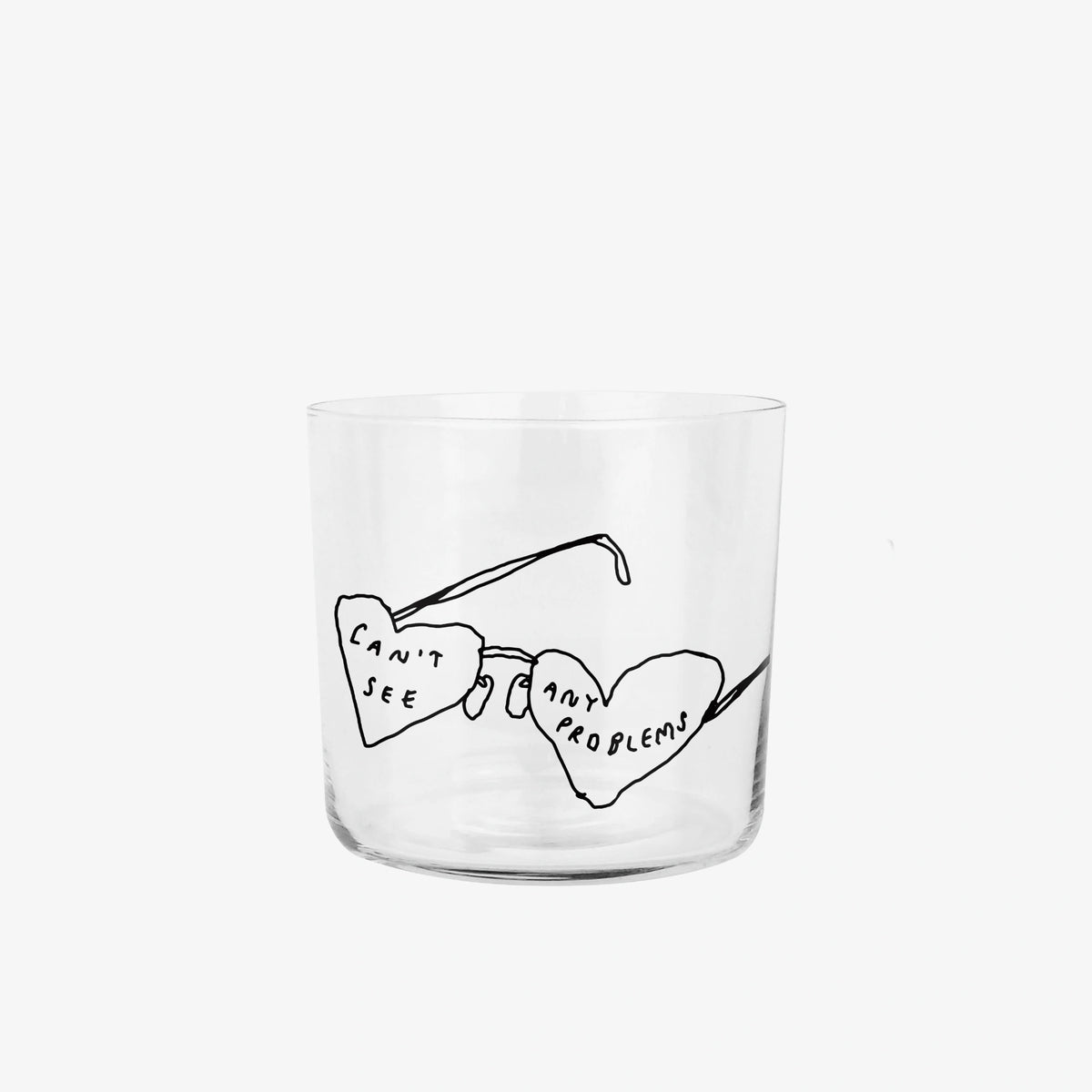 Transparentes Medium Designer Glas mit schwarzem Schriftzug "can't see any problems" mit einer Brille, die Brillengläser in herzformen hat. Der Text ist in den Brillengläsern. Weißer Hintergrund.
