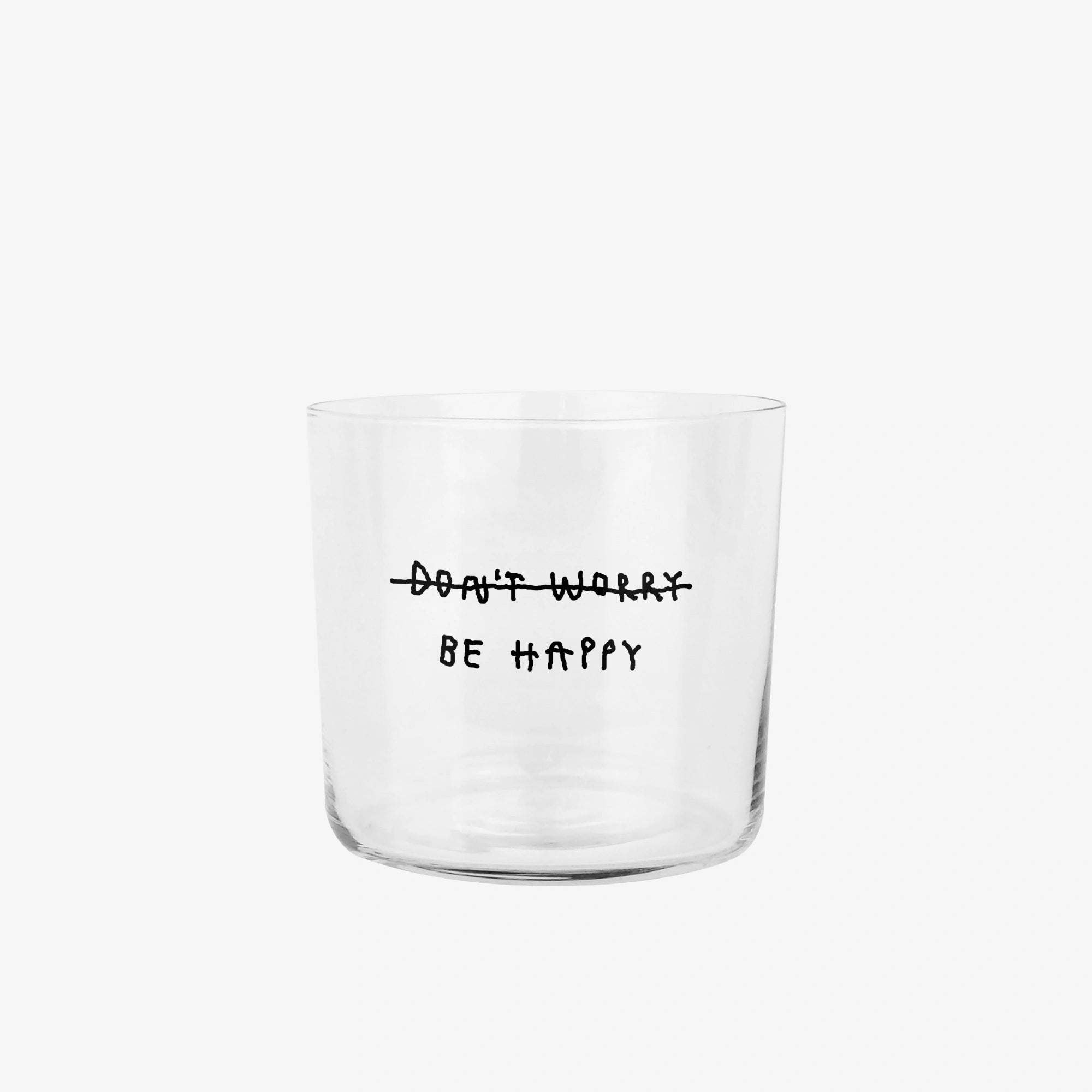 Transparentes Medium Designer Glas mit schwarzem Schriftzug "Don't worry be happy" mit dünnen Wänden und Boden. 

Das Glas ist ungefüllt vor grauem Hintergrund. 