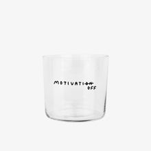 Transparentes Designer Glass mit filigranen dünnen Wänden und Boden schwarzem Schriftzug "Motivatioff", wobei eigentlich Motivation geschrieben ist, das ON am Ende durchgestrichen ist, und durch OFF ersetzt wird. Weißer Hintergrund.