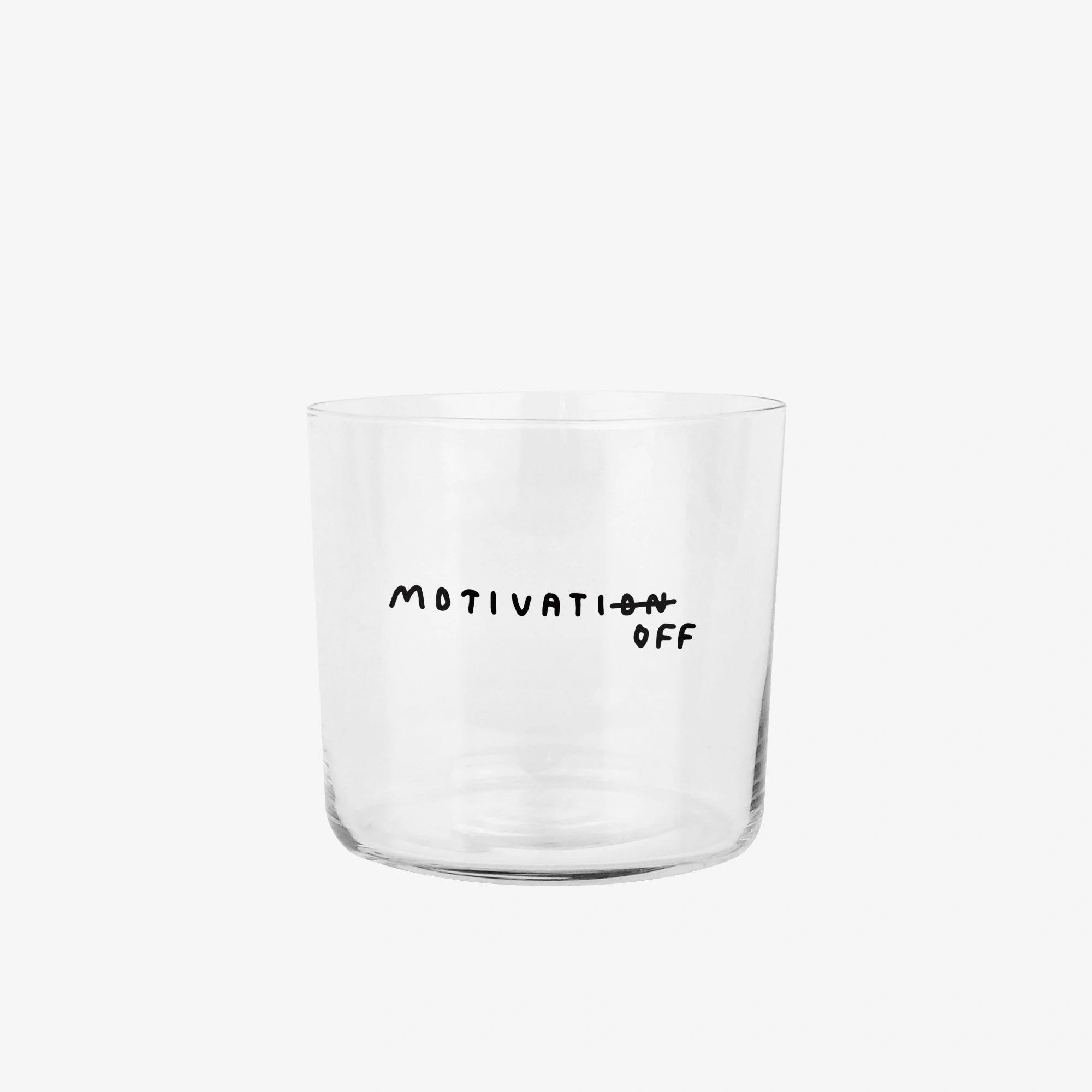 Transparentes Designer Glass mit filigranen dünnen Wänden und Boden schwarzem Schriftzug "Motivatioff", wobei eigentlich Motivation geschrieben ist, das ON am Ende durchgestrichen ist, und durch OFF ersetzt wird. Weißer Hintergrund.