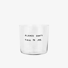 Medium Designer-Trinkglas mit sehr dünnen Glaswänden und einer schwarzen, einfarbigen Illustration auf der Vorderseite. Das Motiv zeigt eine Typografie in der geschrieben ist PLEASE DON'T TALK TO ME auf weißem Hintergrund.