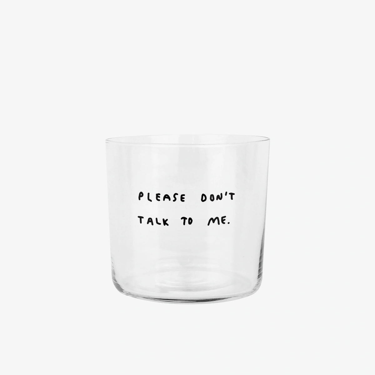 Medium Designer-Trinkglas mit sehr dünnen Glaswänden und einer schwarzen, einfarbigen Illustration auf der Vorderseite. Das Motiv zeigt eine Typografie in der geschrieben ist PLEASE DON'T TALK TO ME auf weißem Hintergrund.