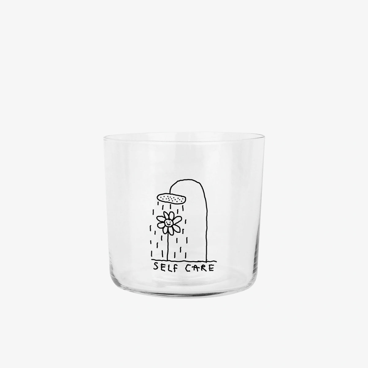 Transparentes Medium Designer Glas mit schwarzem Schriftzug "It's okay to not be okay all the time" mit dünnen Wänden und Boden. 

Das Glas ist ungefüllt vor grauem Hintergrund. 