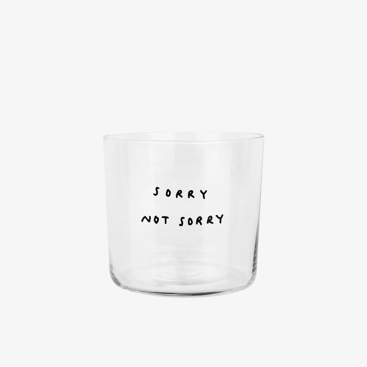 Medium Designer-Trinkglas mit sehr dünnen Glaswänden und einer schwarzen, einfarbigen Illustration auf der Vorderseite. Das Motiv zeigt eine Typografie in der geschrieben ist SORRY NOT SORRY auf weißem Hintergrund.